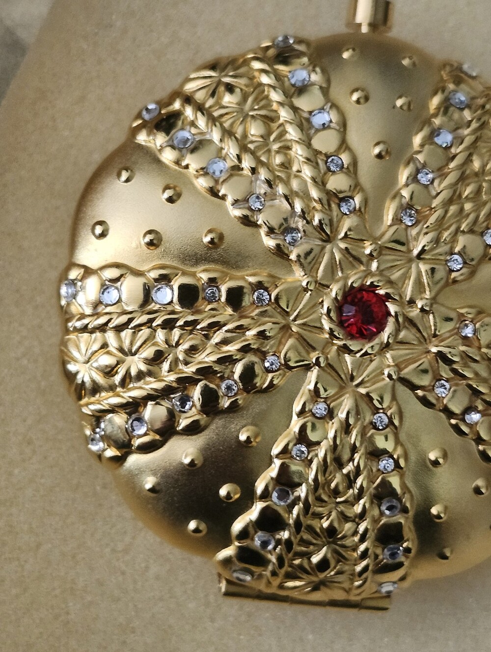 Estee Lauder "Seashell" Gold Tone Swarovski Crystals Powder Compact NIB - Picture 9 of 16